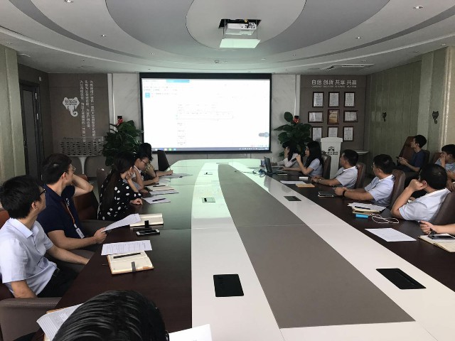 “精進不休,提高效率”德利豐家居終端櫥柜上(圖1) “精進不休,提高效率”德利豐家居終端櫥柜上(圖1)