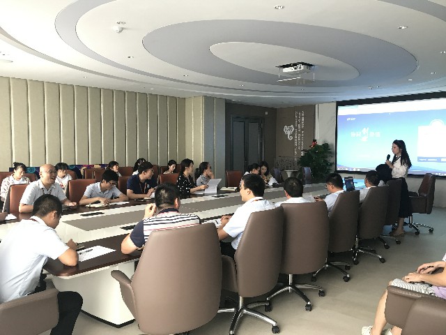 “精進不休,提高效率”德利豐家居終端櫥柜上(圖2) “精進不休,提高效率”德利豐家居終端櫥柜上(圖2)