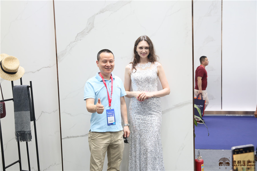 熱度持續(xù)飆升!行業(yè)協(xié)會(huì)領(lǐng)導(dǎo)對德利豐大巖板贊(圖6) 熱度持續(xù)飆升!行業(yè)協(xié)會(huì)領(lǐng)導(dǎo)對德利豐大巖板贊(圖6)