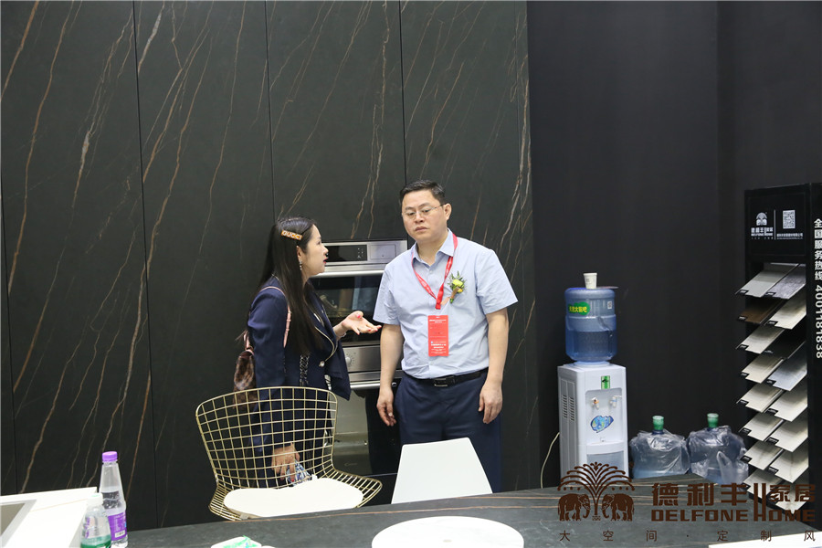 熱度持續(xù)飆升!行業(yè)協(xié)會(huì)領(lǐng)導(dǎo)對德利豐大巖板贊(圖10) 熱度持續(xù)飆升!行業(yè)協(xié)會(huì)領(lǐng)導(dǎo)對德利豐大巖板贊(圖10)