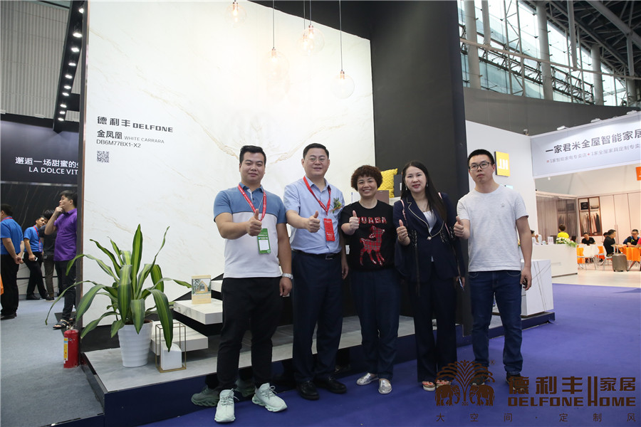 熱度持續(xù)飆升!行業(yè)協(xié)會領(lǐng)導(dǎo)對德利豐大巖板贊